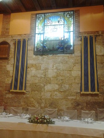La Bodega del Canal: Un rincón gourmet en Villamuriel con sabores auténticos 1 vidriera del comedor